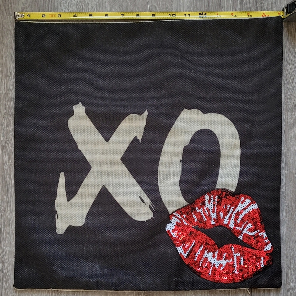 Xo pillow case with lips